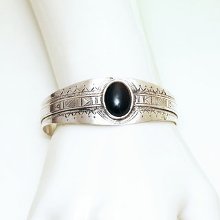 Bijoux touareg ethniques bracelet manchette en argent 925 massif femme cabochon ovale grav ajustable rglable pierre fine Onyx noir - Niger 023 b