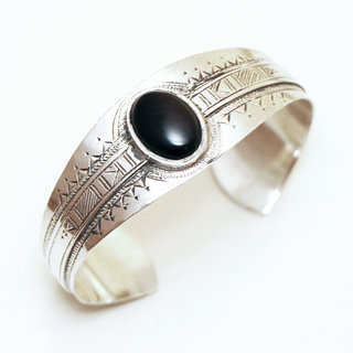 Bijoux touareg ethniques bracelet manchette en argent 925 massif femme cabochon ovale grav ajustable rglable pierre fine Onyx noir - Niger 023 a